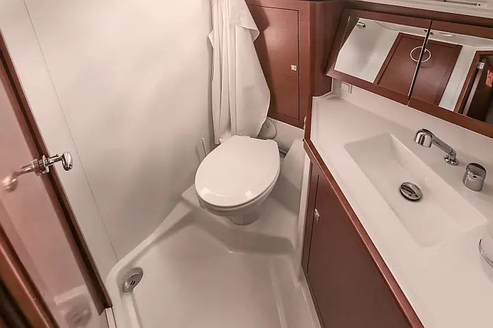 Oceanis 45 (4 cabs) - Bath