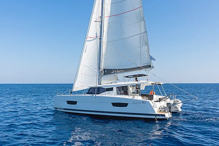 Lucia 40 AC & GEN - 