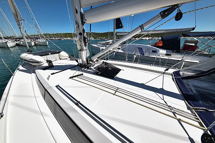 Bavaria C42 - 