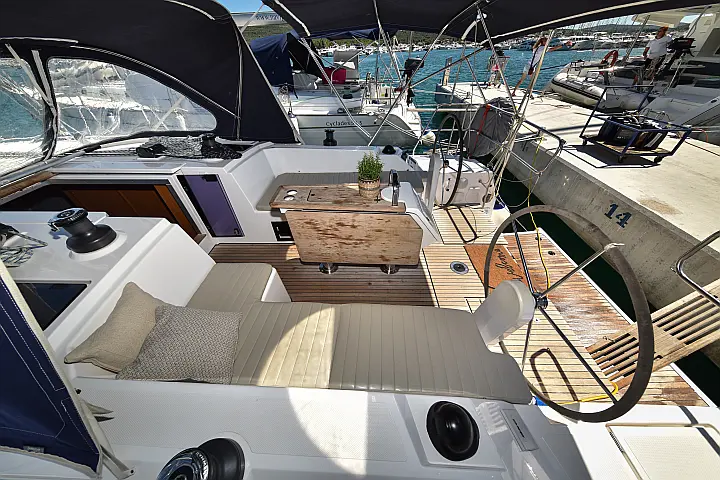 Bavaria C42 - 