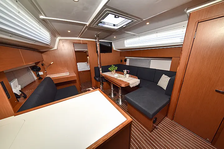 Bavaria C42 - 