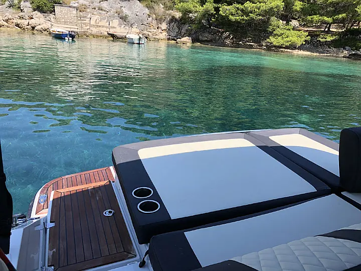 Grandezza 25S - stern sunbed