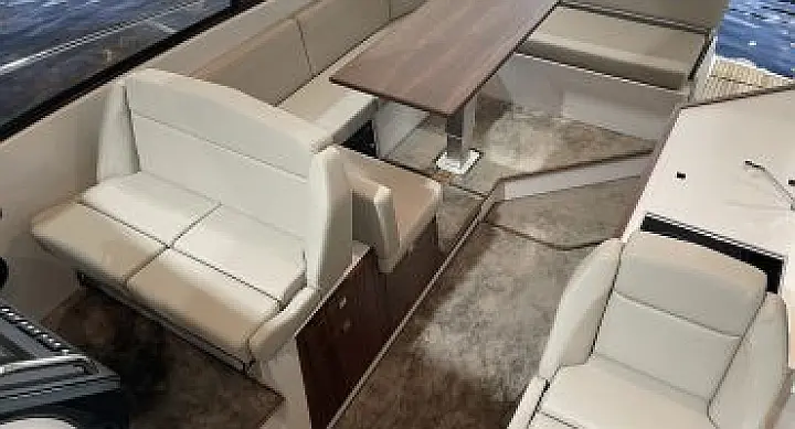 Grandezza 34 OC - cockpit table