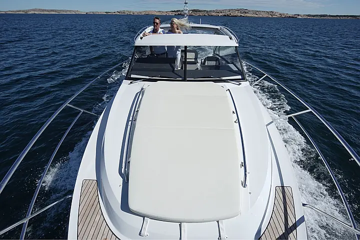 Grandezza 34 OC - sunbed bow