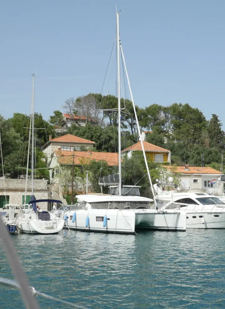 Lagoon 42 - Exterior (photo taken 2019)