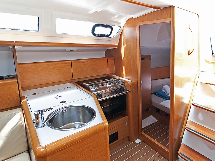 Sun Odyssey 33i - interior