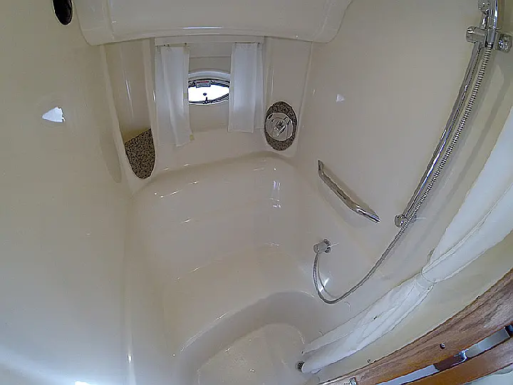 Sea Ray 455 - Bathrooom