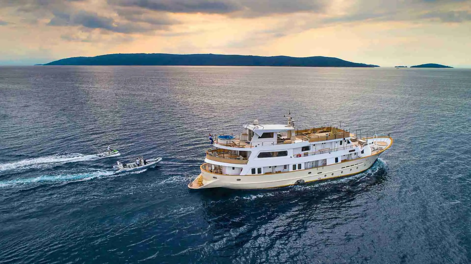 La Perla | 8-Cabin Luxury Motor Yacht | Croatia Charter | Booktheboat